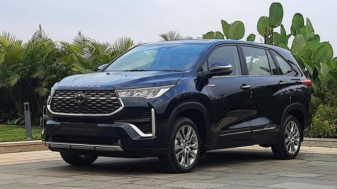 Toyota Innova Hycross